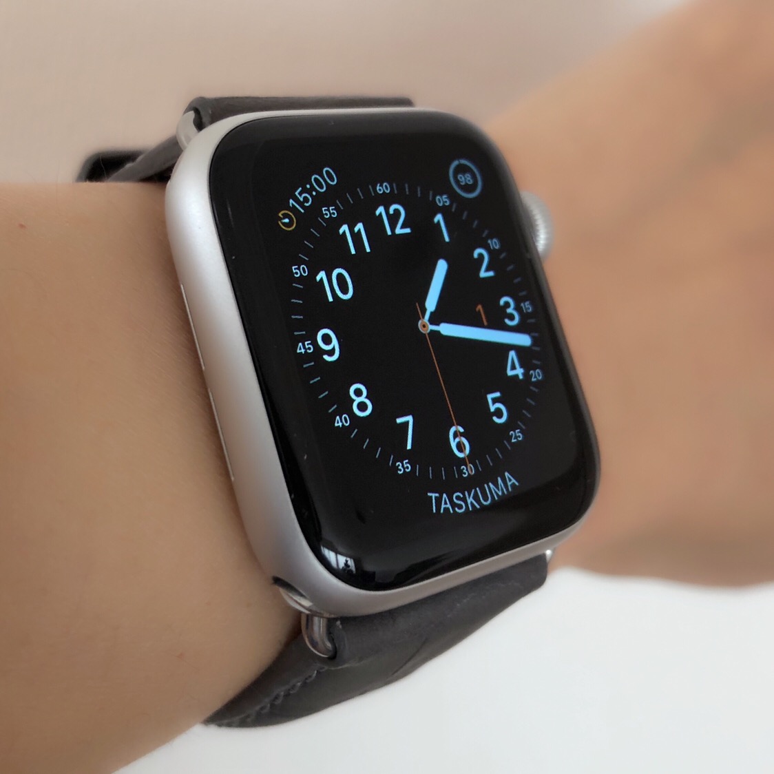 Apple Watch おしゃれで高級感がある替えバンドをレビュー 本革なのに生活防水 しかもコーデを選ばない アンビー